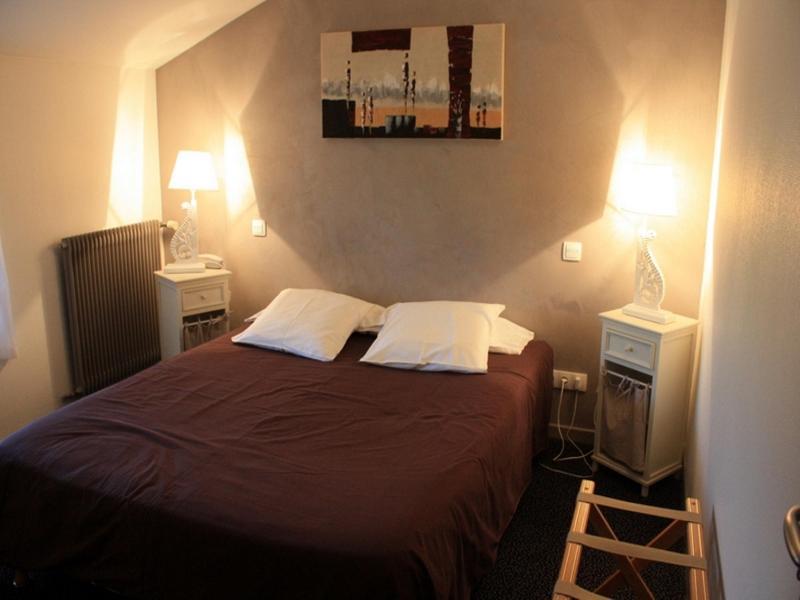 Logis Hotel Tante Yvonne & Son Restaurant Semi-Gastronomique - Lyon Nord Quincieux エクステリア 写真