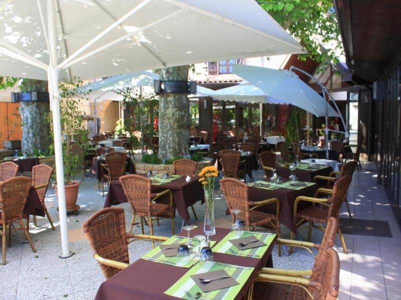 Logis Hotel Tante Yvonne & Son Restaurant Semi-Gastronomique - Lyon Nord Quincieux エクステリア 写真