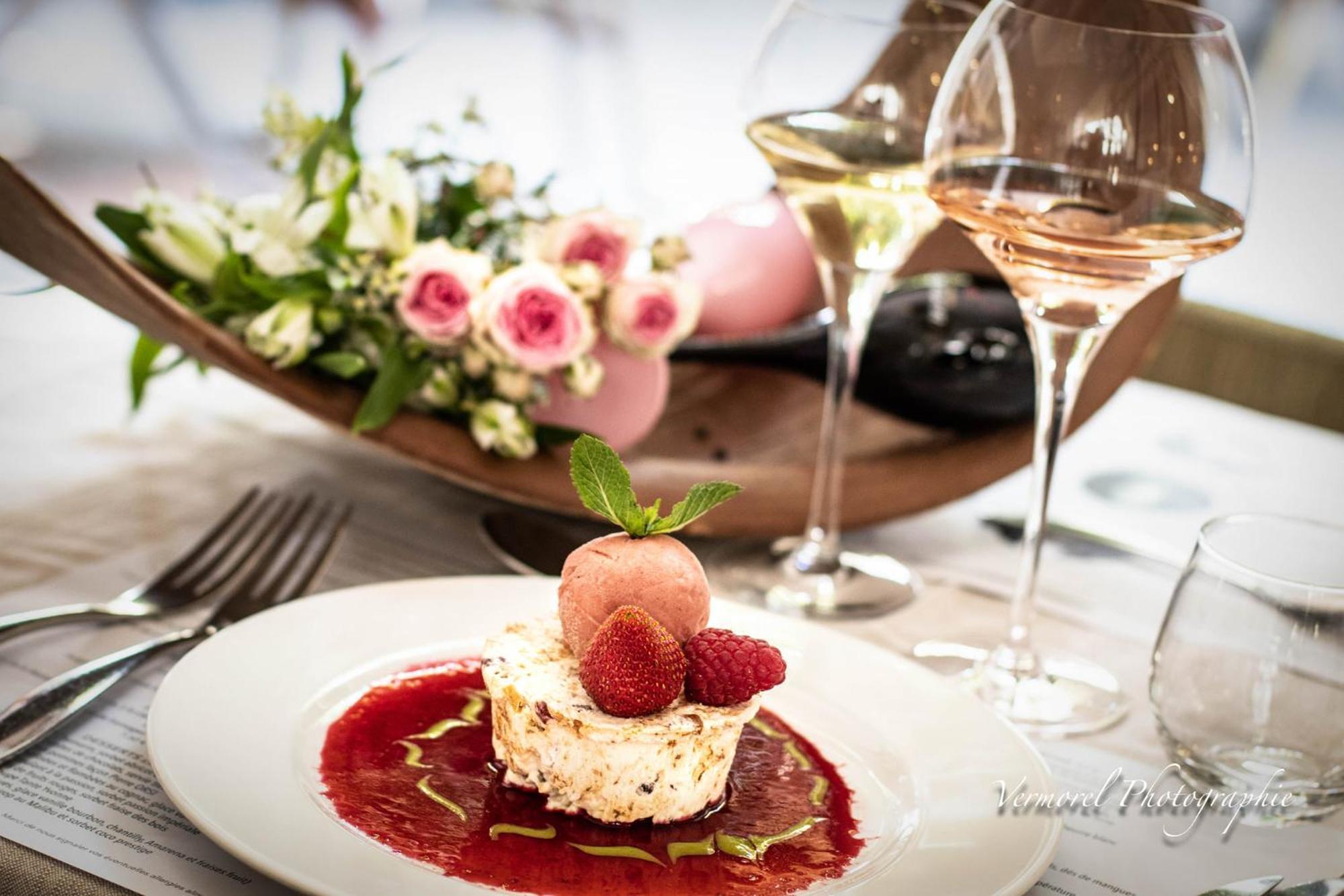 Logis Hotel Tante Yvonne & Son Restaurant Semi-Gastronomique - Lyon Nord Quincieux エクステリア 写真
