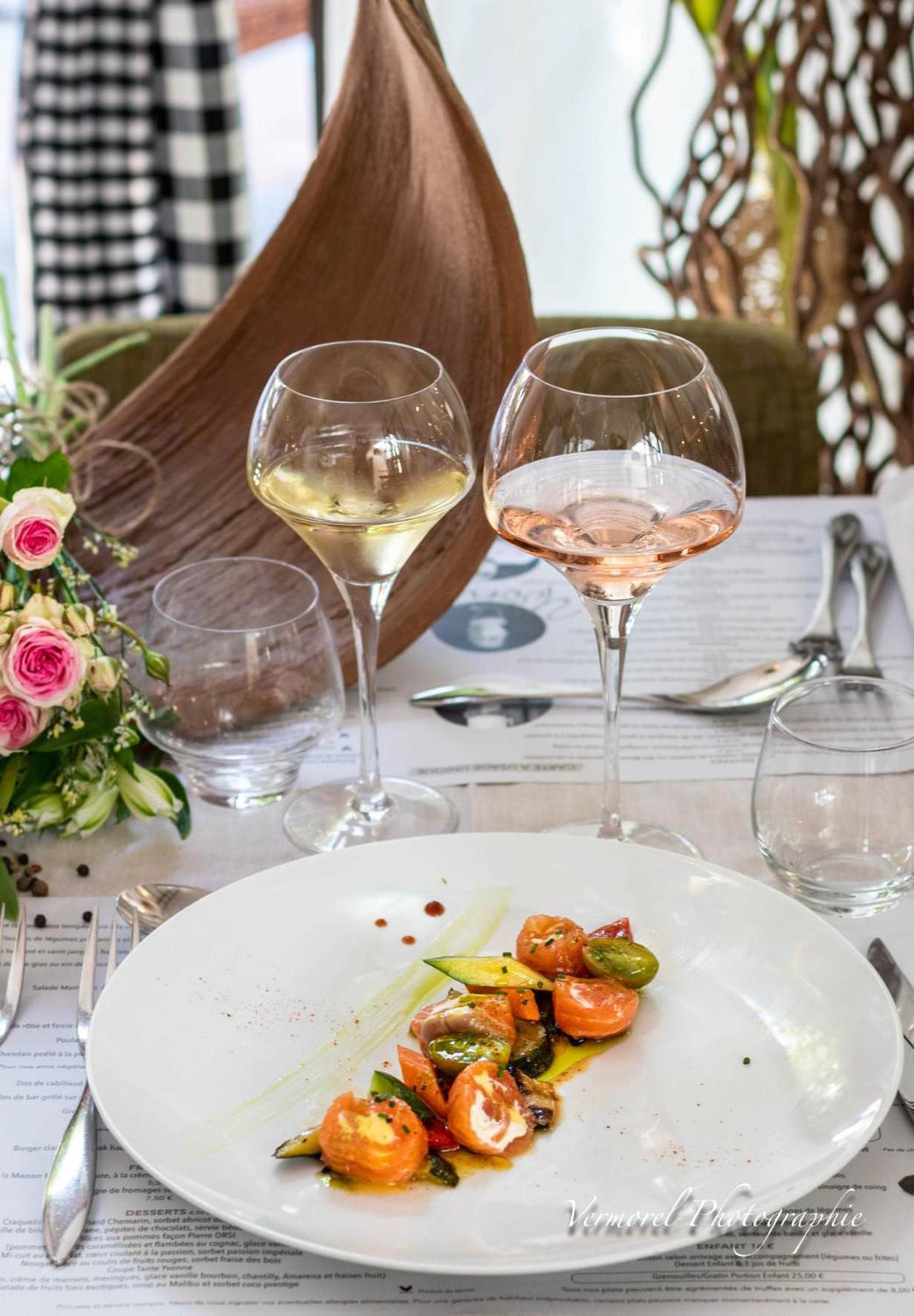 Logis Hotel Tante Yvonne & Son Restaurant Semi-Gastronomique - Lyon Nord Quincieux エクステリア 写真