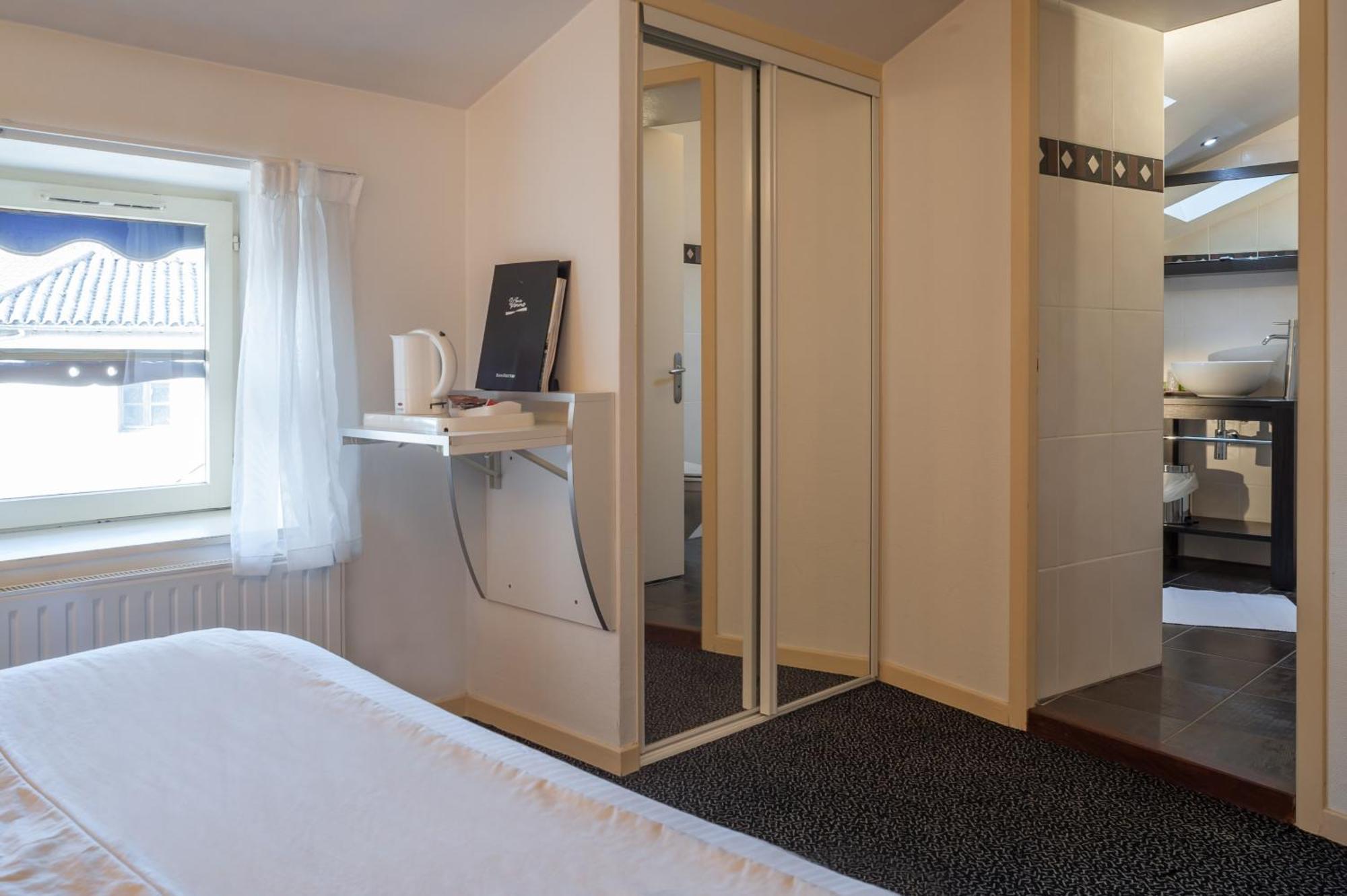 Logis Hotel Tante Yvonne & Son Restaurant Semi-Gastronomique - Lyon Nord Quincieux 部屋 写真