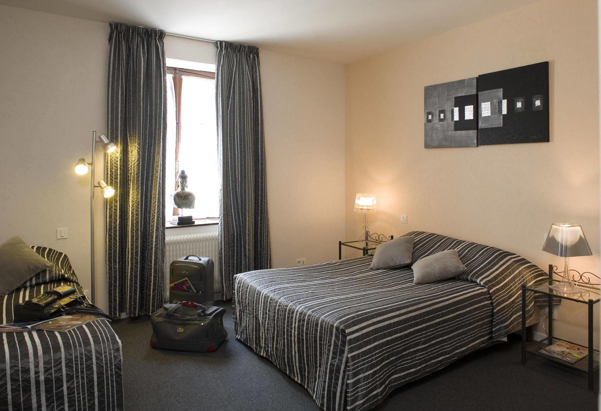 Logis Hotel Tante Yvonne & Son Restaurant Semi-Gastronomique - Lyon Nord Quincieux エクステリア 写真
