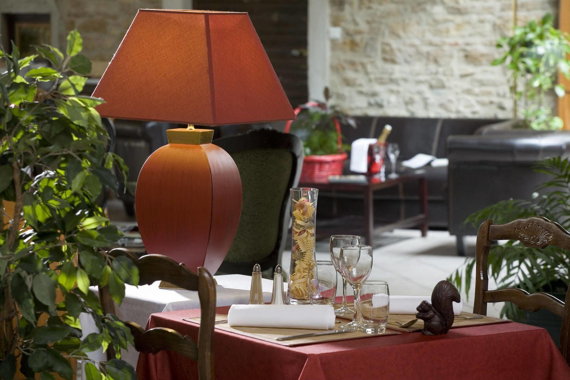 Logis Hotel Tante Yvonne & Son Restaurant Semi-Gastronomique - Lyon Nord Quincieux エクステリア 写真